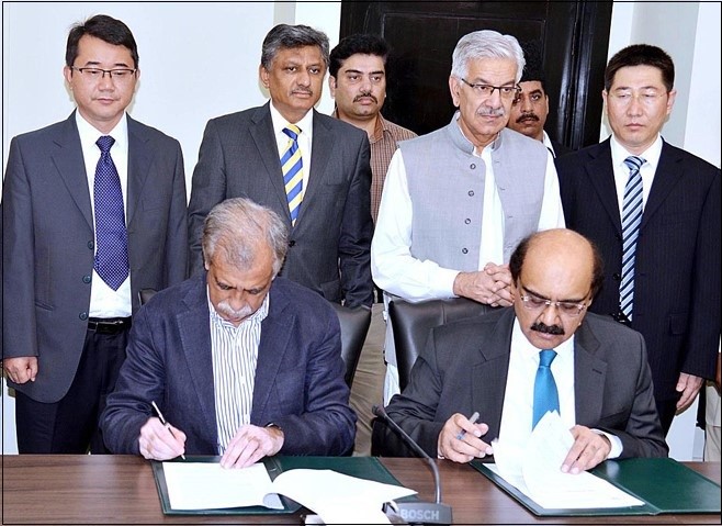 Khalid Faizi signing LOS with PPIB in presence of Minister of Water & Power